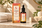 Cyperus Rotundus Oil Caramela Beauty: composición editorial basada en la referencia del proveedor, con ambientación decorativa.